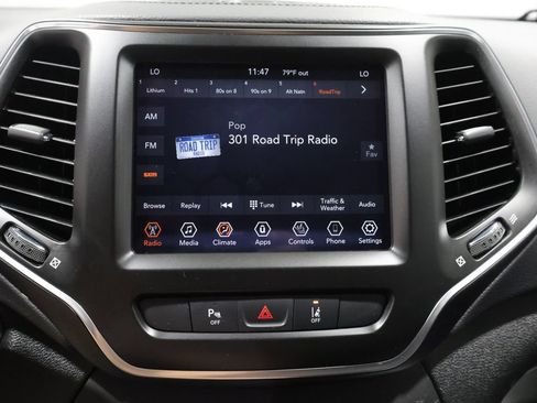 Used 2021 Jeep Cherokee Latitude Lux w/ Comfort/Convenience Group AWD/4WD image 24