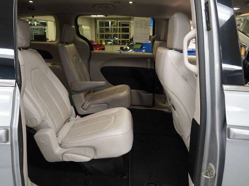 Used 2018 Chrysler Pacifica Touring-L image 26