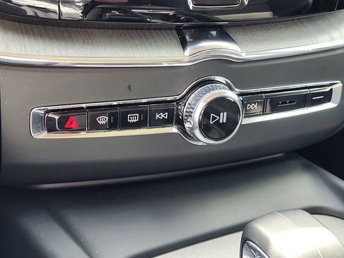 Used 2025 Volvo XC60 B5 Plus AWD/4WD image 29