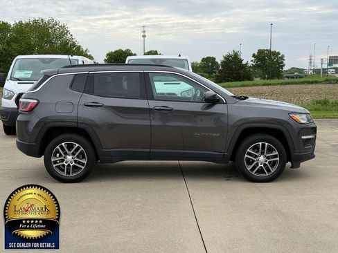 Used 2017 Jeep Compass Latitude w/ Popular Equipment Group AWD/4WD image 4