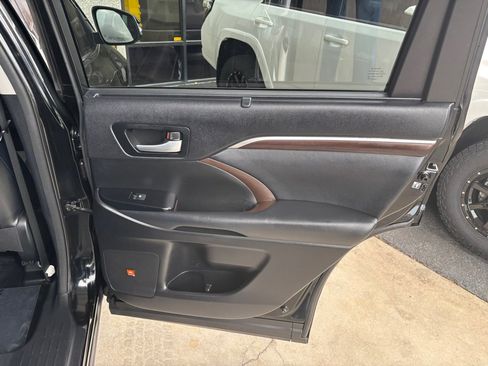 Used 2014 Toyota Highlander Limited image 31