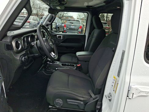 Used 2018 Jeep Wrangler Unlimited Sahara w/ Safety Group image 13