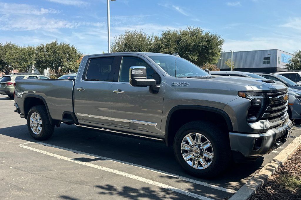 Used 2024 Chevrolet Silverado 3500 High Country w/ Technology Package AWD/4WD image 2