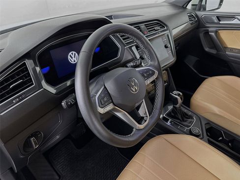 Used 2022 Volkswagen Tiguan SE image 9