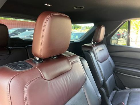 Used 2022 Ford Explorer Platinum w/ Technology Package AWD/4WD image 31