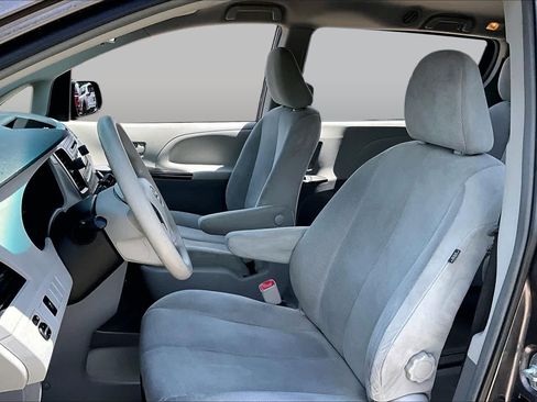 Used 2013 Toyota Sienna L FWD image 8