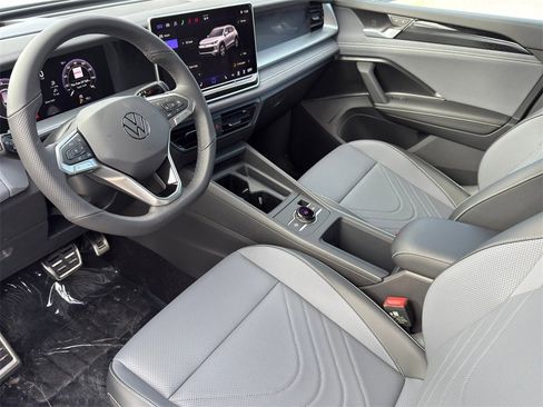 New 2026 Volkswagen Tiguan SE R-Line image 10