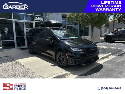 New 2025 Chrysler Pacifica Select