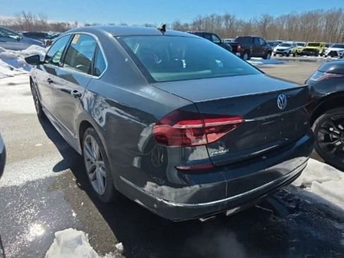 Used 2017 Volkswagen Passat 1.8T R-Line w/ R-Line Lighting Package image 4