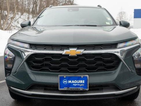 Used 2025 Chevrolet Trax LT image 3