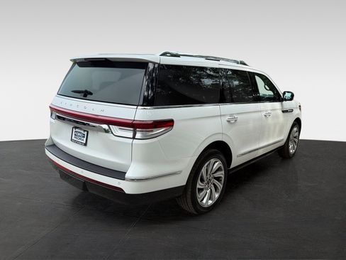Used 2024 Lincoln Navigator Premiere AWD/4WD image 5