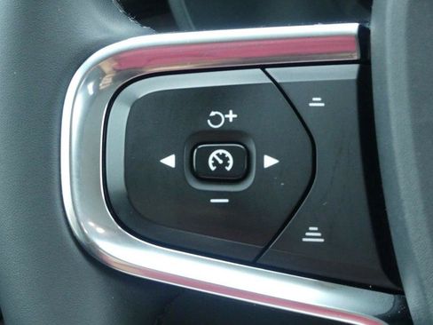Used 2024 Volvo XC40 B5 Plus AWD/4WD image 18