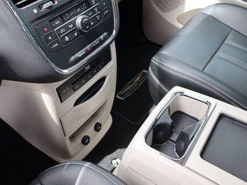 Used 2016 Chrysler Town & Country Touring-L FWD image 28