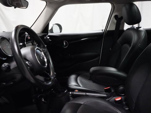 Used 2019 MINI Cooper 4-Door Hardtop image 2