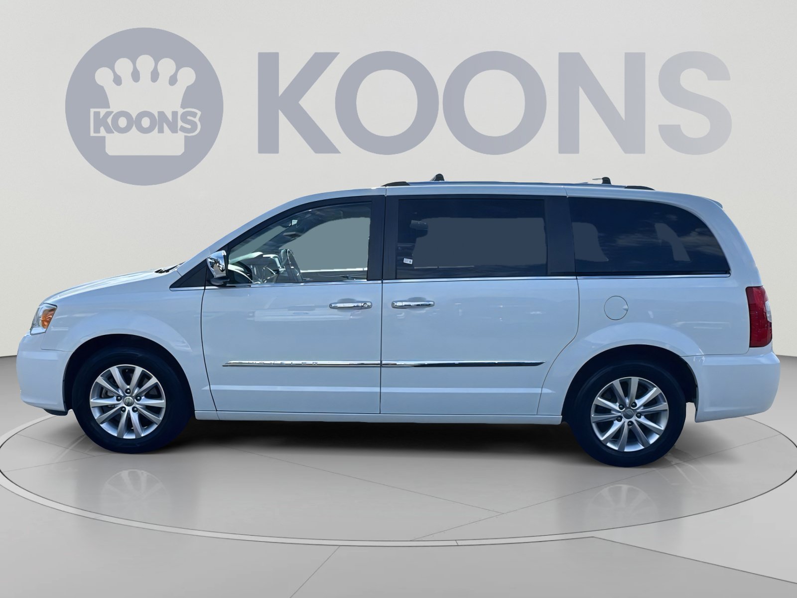 Used 2016 Chrysler Town & Country Limited Platinum FWD image 7
