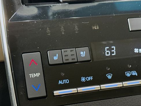 Used 2019 Toyota Avalon Limited image 25