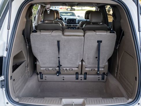 Used 2012 Volkswagen Routan SE image 25