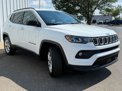 Used 2025 Jeep Compass Latitude w/ Sun & Sound Group AWD/4WD image 2