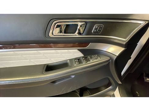 Used 2018 Ford Explorer Platinum AWD/4WD image 10