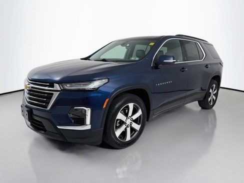 Used 2022 Chevrolet Traverse LT w/ LT Premium Package AWD/4WD image 3