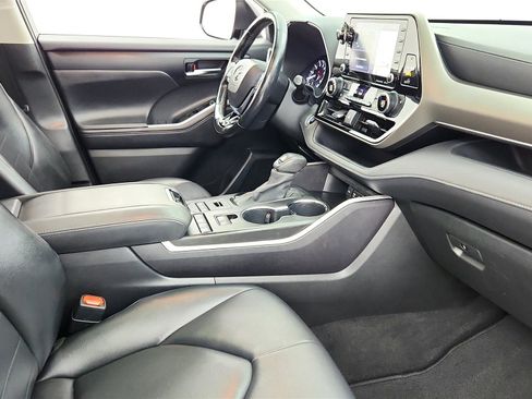Used 2020 Toyota Highlander XLE AWD/4WD image 35