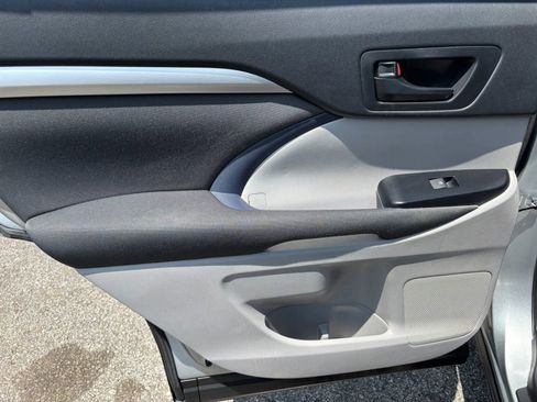 Used 2017 Toyota Highlander LE w/ Carpet Mat Package FWD image 22