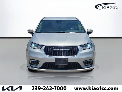 Used 2023 Chrysler Pacifica Touring-L FWD image 2