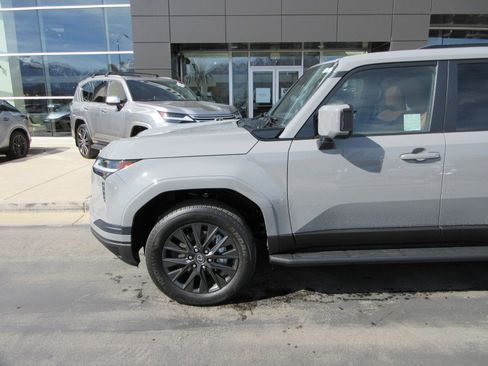 Used 2026 Lexus GX 550 w/ Cold Area Package image 2