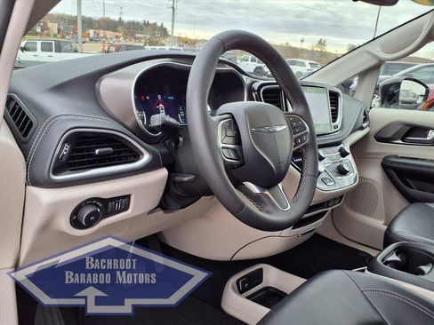 Used 2024 Chrysler Pacifica Select image 13