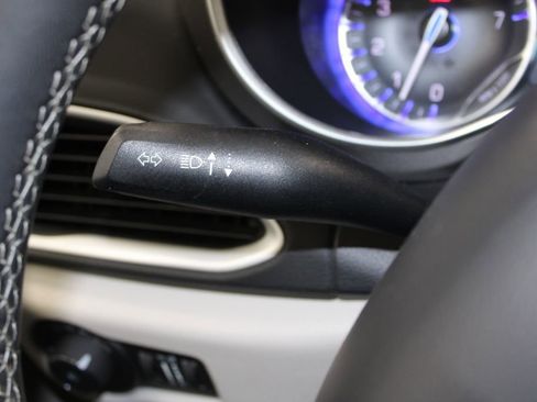 Used 2024 Chrysler Pacifica Touring-L image 38