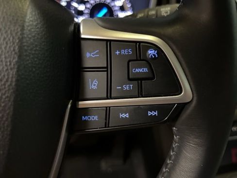 Used 2022 Toyota Highlander XLE AWD/4WD image 41