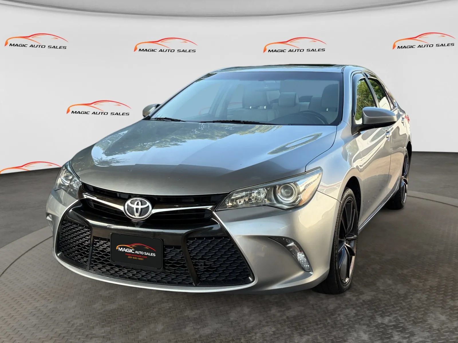 Used 2017 Toyota Camry SE FWD image 1