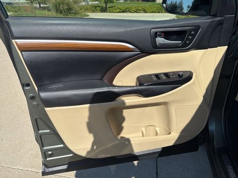 Used 2018 Toyota Highlander Limited image 16