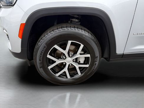 Used 2025 Jeep Grand Cherokee Limited AWD/4WD image 29