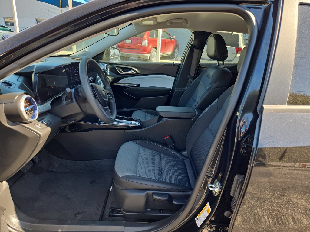 Used 2026 Chevrolet Trax LT FWD image 11