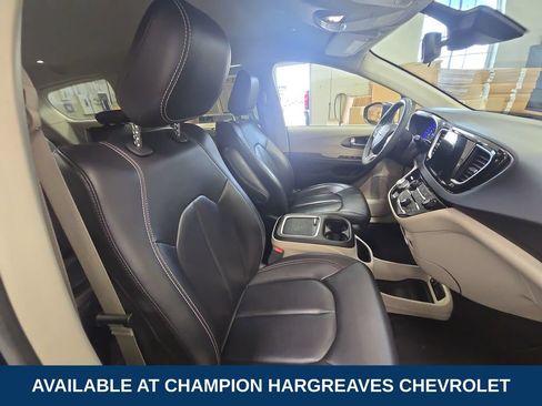 Used 2023 Chrysler Pacifica Touring-L FWD image 36