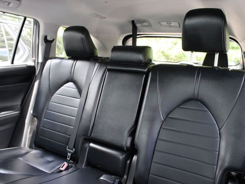 Used 2024 Toyota Highlander XLE AWD/4WD image 17