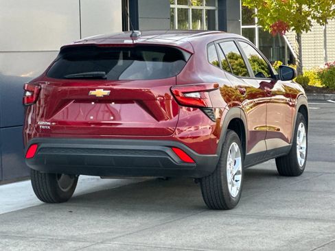 Used 2024 Chevrolet Trax LS w/ LS Convenience Package FWD image 3