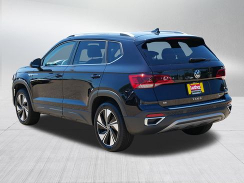 Used 2023 Volkswagen Taos SE w/ Panoramic Sunroof Package AWD/4WD image 5