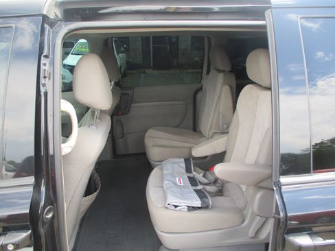 Used 2012 Kia Sedona LX image 9