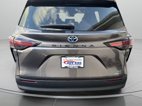Used 2022 Toyota Sienna XLE image 6