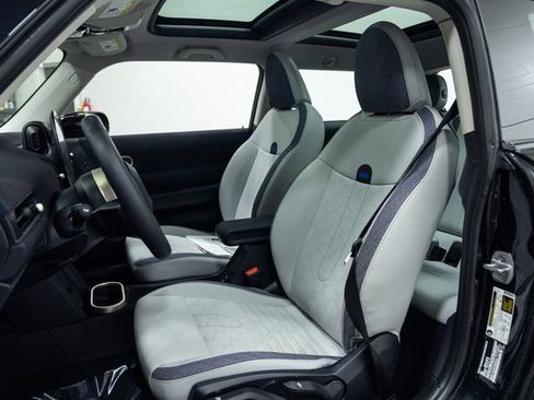 Certified 2025 MINI Cooper 2-Door Hardtop image 22