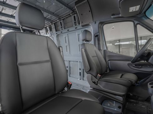 Used 2025 Mercedes-Benz Sprinter 2500 image 27