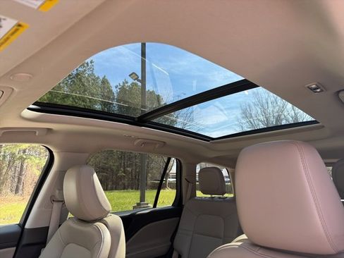 Used 2023 Lincoln Aviator AWD w/ Premium Package image 19