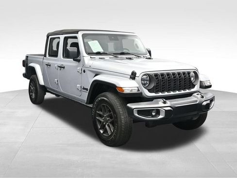 Used 2024 Jeep Gladiator Sport AWD/4WD image 7