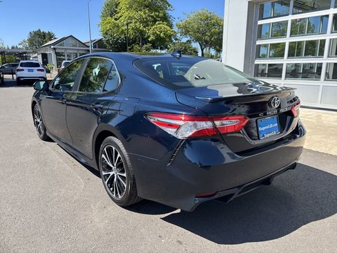 Used 2020 Toyota Camry SE FWD image 3