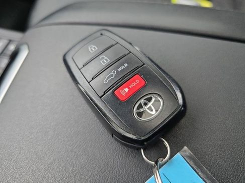 Used 2024 Toyota Highlander XLE image 28