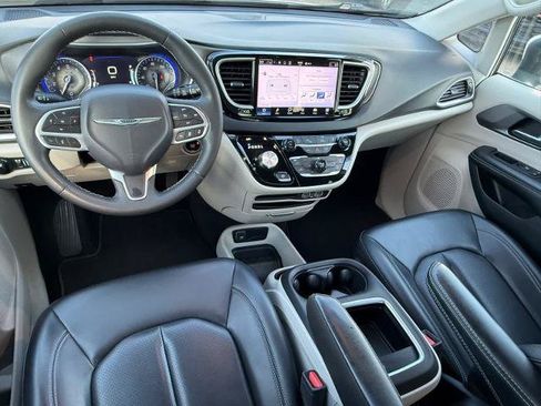 Used 2023 Chrysler Pacifica Touring-L FWD image 13