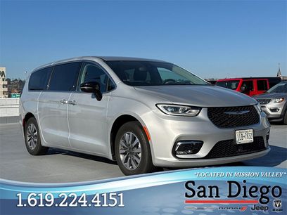 Used 2024 Chrysler Pacifica Select