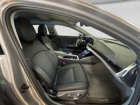 Used 2025 Lucid Air Pure RWD image 17